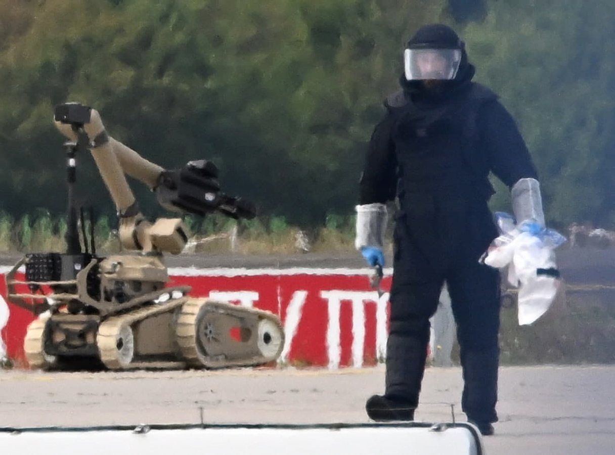 У Німеччині робот-сапер знешкодив дрон із вибухівкою біля українського літака