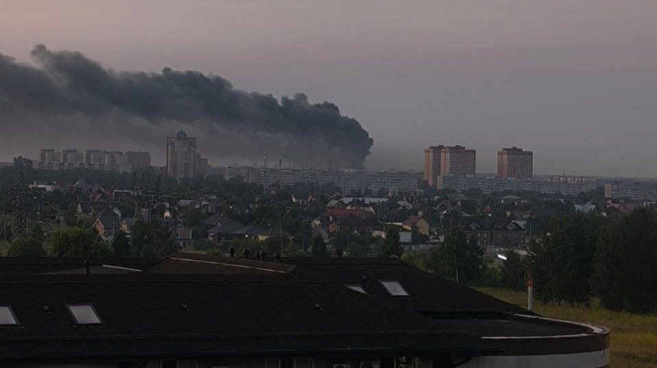 Масована атака безпілотників на Москву: пожежа на заводі, закриті аеропорти