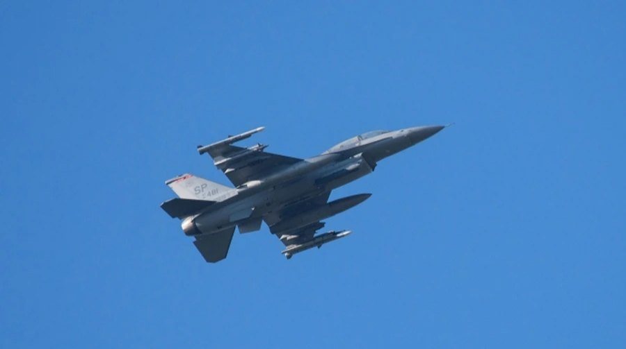 Під час бойового завдання на фронті розбився винищувач F-16, пілот врятувався