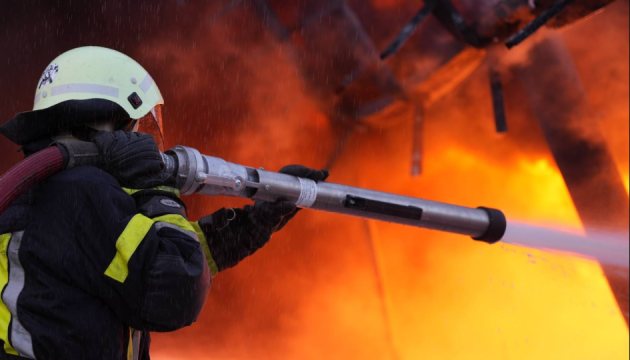 У Харкові під час атаки дронів поранено трьох жінок, на АЗС спалахнула пожежа