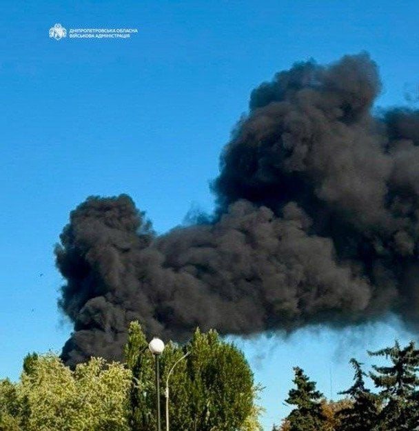 Російський удар по Павлограду викликав пожежу в торговельному комплексі та поранення вісьмох людей