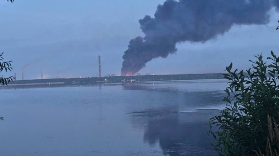 У російському Липецьку спалахнула пожежа в районі ТЕЦ після вибухів