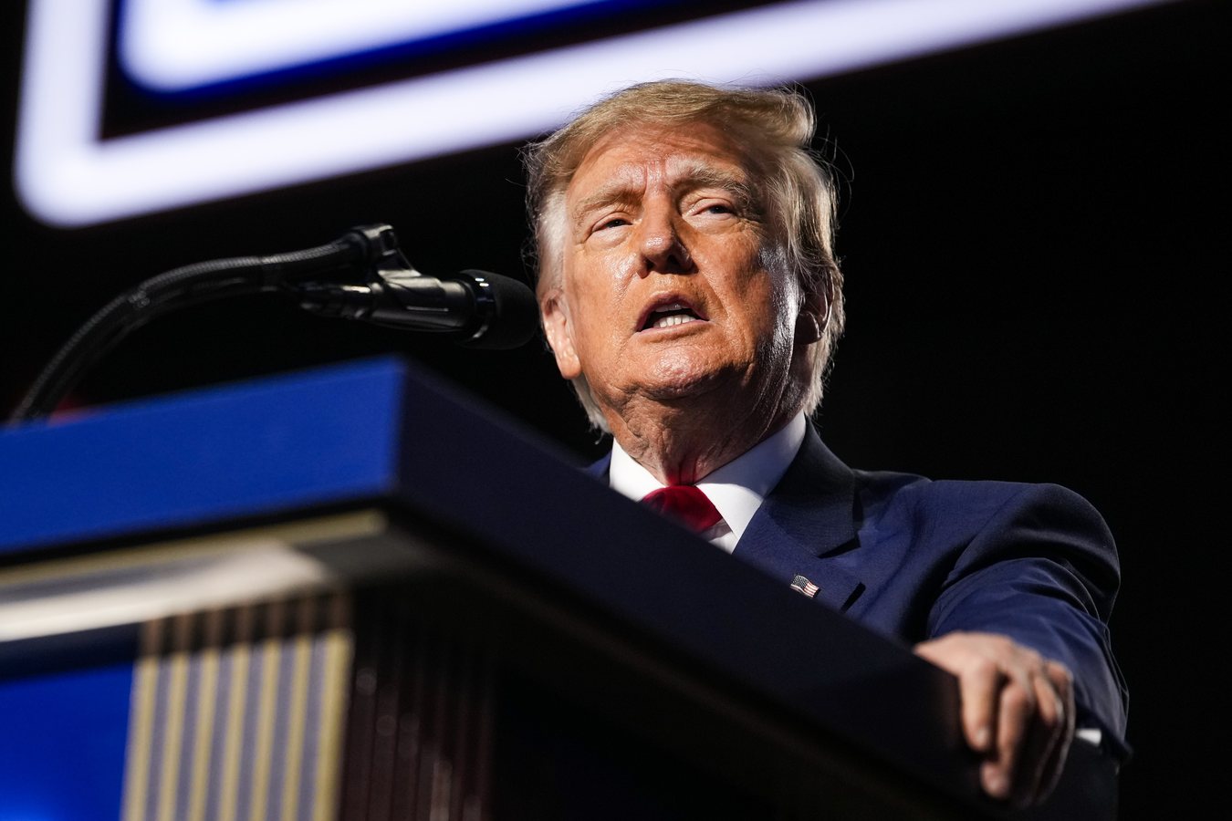 Трамп пообіцяв оскаржити рішення суду у справі про заборону мережам доступу до Білого дому, хоча вердикту ще немає