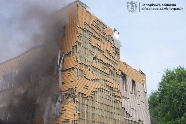 РФ вдарила по обласному центру серед білого дня: місто охопила пожежа, є жертви — усі деталі (фото)