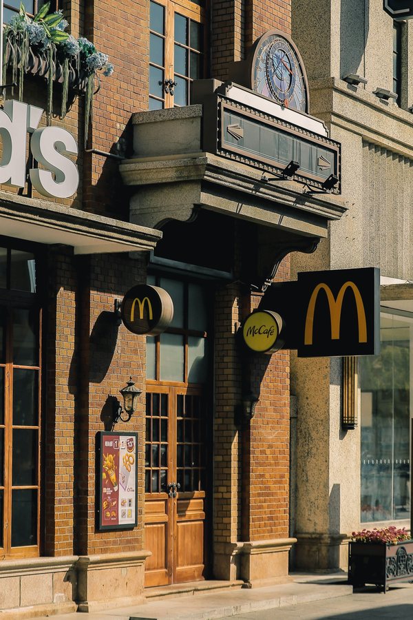 Вірусна історія про охоронців McDonald’s виявилася складнішою