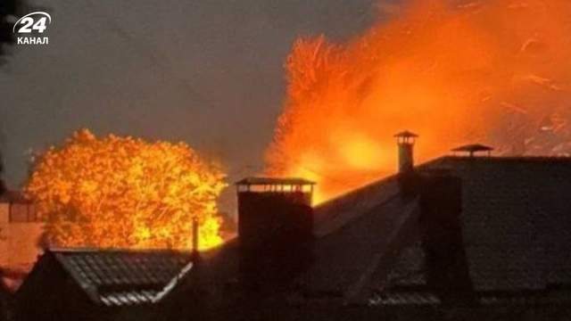 Біля Кримського мосту після нічної атаки безпілотників спалахнула пожежа
