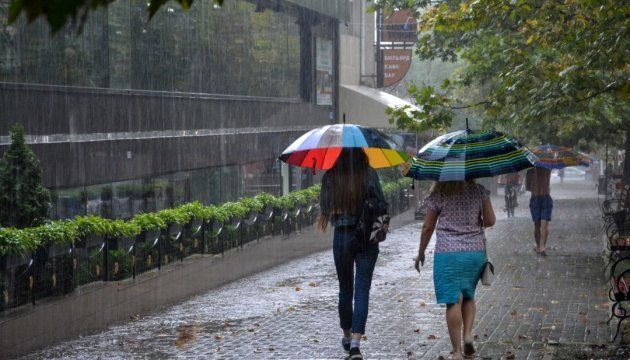 Синоптики оголосили штормове попередження: неділя в Україні буде дощовою, місцями до +30°