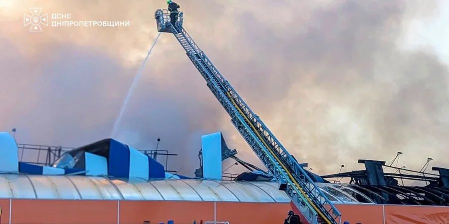 Пожежа на площі 16 000 кв. м. Окупанти знищили в Кривому Розі Епіцентр, що працював майже 19 років