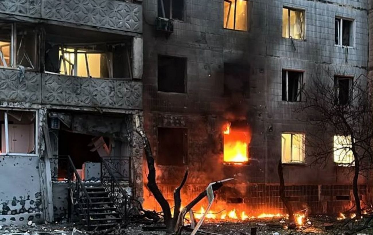 У Сумах реактивний дрон влучив біля багатоповерхівки, серед поранених діти
